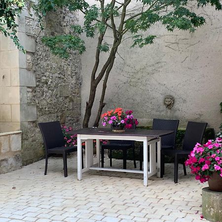 Apart D'Arc Saintes Luaran gambar