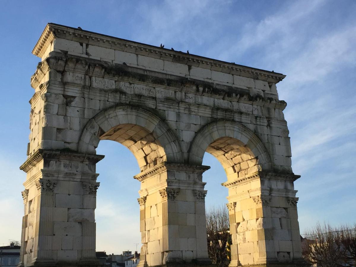 Apart D'Arc Saintes Luaran gambar