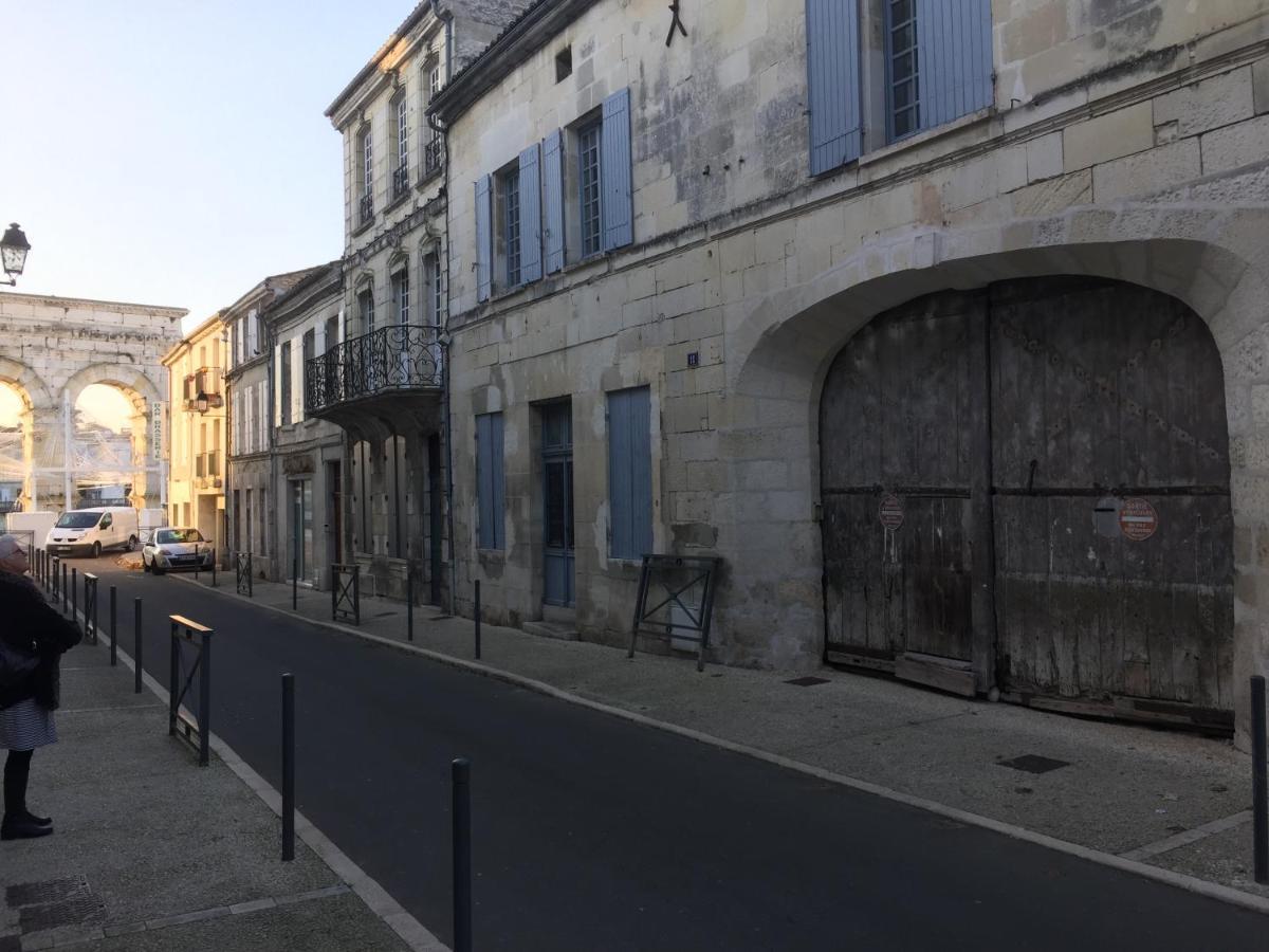 Apart D'Arc Saintes Luaran gambar